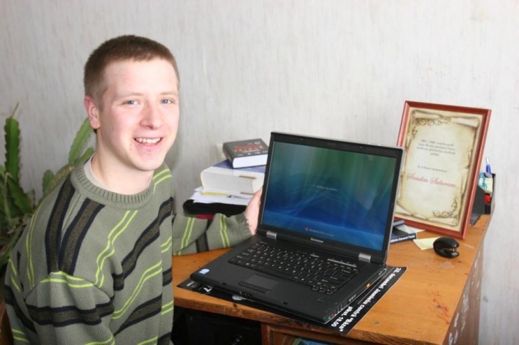 Ģimnāzists Sandis Sukurs neslēpj prieku par iegūto laimestu – portatīvo datoru. Viņš norāda, ka īpaši nepieciešams tas būs jaunajā mācību gadā, kad Sandim sāksies jauns posms dzīvē - studiju laiks.
Autors: Gatis Bogdanovs
