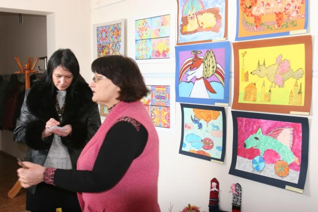 Gulbenes rajona padomes telpās ir skatāma izstāde “Ar vilciņu Rīgā braucu”.
Autors: Gatis Bogdanovs