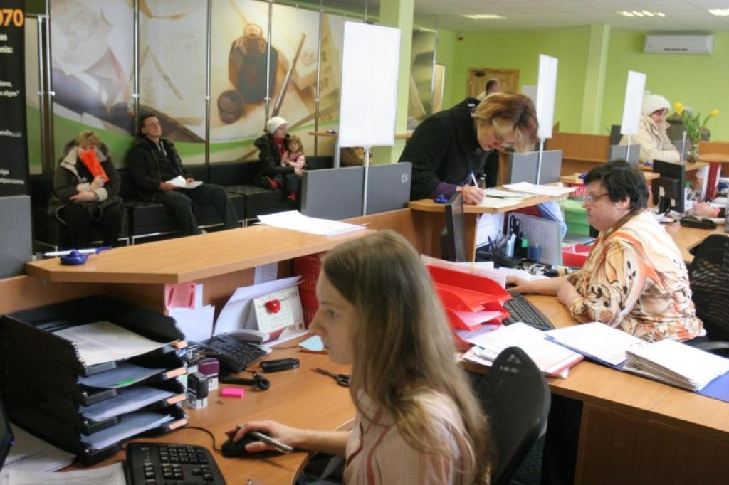 Valsts ieņēmumu dienesta Vidzemes reģionālās iestādes Gulbenes nodaļas konsultāciju daļa un klientu apkalpošanas zāle strādā bez pusdienu pārtraukuma. Mazāk klientu ir pirmdienās tūlīt pēc pulksten 8.00. Šo laiku var izmantot pilsētnieki.
Autors: Gatis Bogdanovs