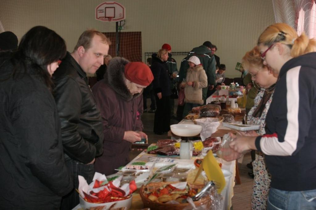 Lauku labuma tirdziņa – degustācijas apmeklētāji atzina, ka šī ir laba iespēja iegādāties garšīgu maizi, sieru, tortes un citus produktus, starp kuriem lielākā daļa ražoti bioloģiskajās saimniecībās un ir bez veselībai kaitīgajiem konservantiem.
Autors: Gatis Bogdanovs