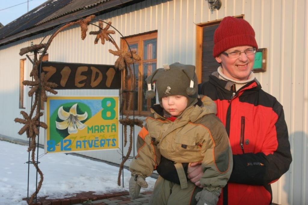 Lejasciemietis Valdis Mednis uzskata, ka 8.marts ir vēl viena iespēja iepriecināt savas sievietes.
Autors: Gatis Bogdanovs