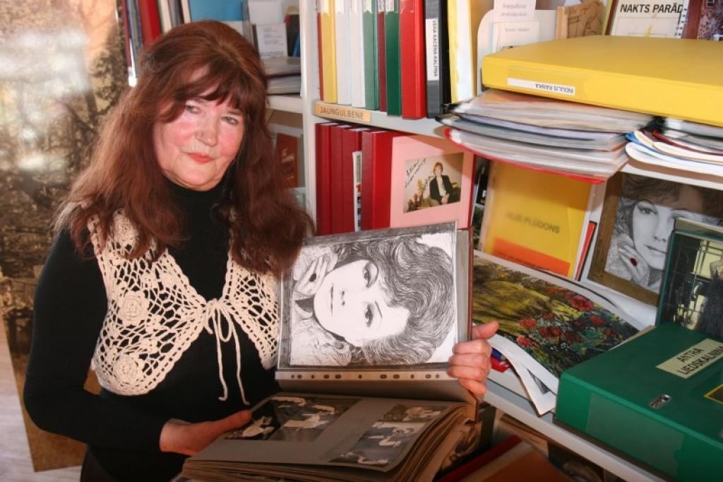 “Priecājos, ja mana palīdzība ir kādam cilvēkam palīdzējusi virzīties pretim sasniegumiem,” saka Gulbenes bibliotēkas darbiniece Austra Dagmāra Brūvere.
Autors: Gatis Bogdanovs