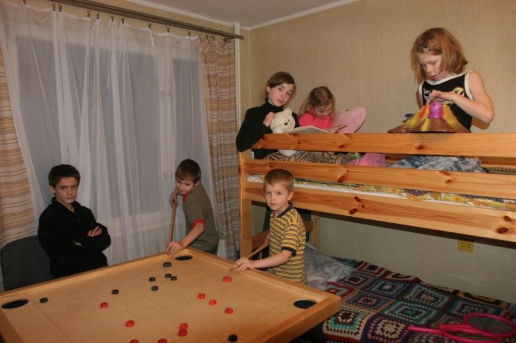 Lai ietaupītu naudu, kas Stradu pagasta pašvaldībai  būtu jāmaksā par autobusa nomu, lai no tālākajiem pagasta nostūriem atvestu bērnus uz skolu Stāķos, pašvaldība sociālā centra telpās, kas atrodas Stāķos trīsistabu dzīvoklī, iekārtojuši šiem bērniem dienesta viesnīcu. Tajā kopš 1.martā nakšņo septiņi bērni.
Autors: Gatis Bogdanovs