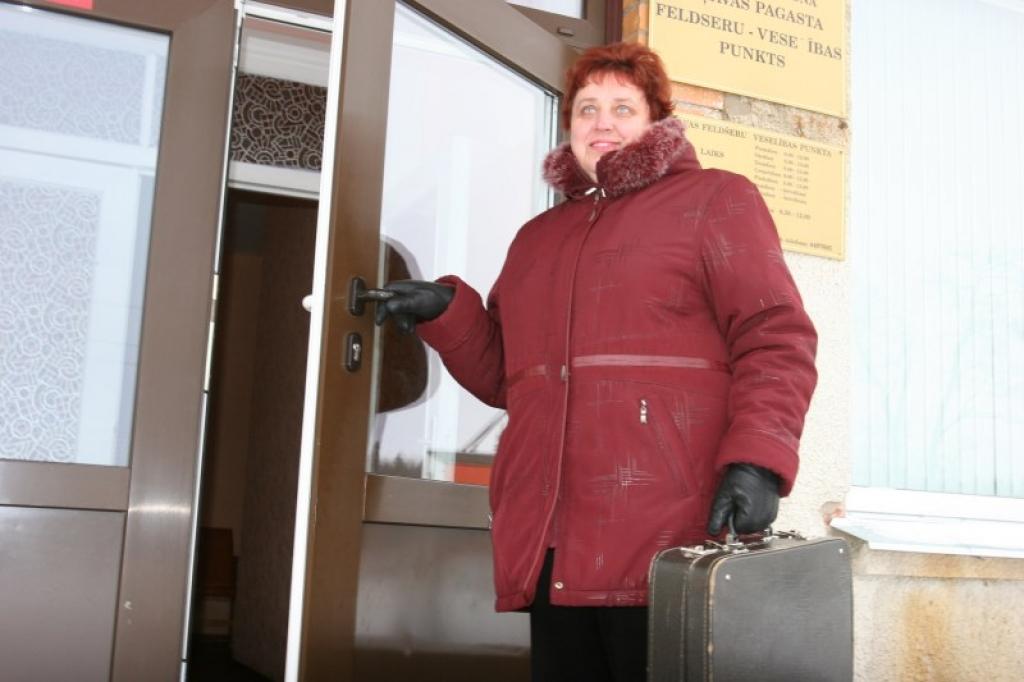 “Mēs laukos jau sen veicam pacientu medicīnisko aprūpi mājās, tikai tagad šis pakalpojums pamazām tiek sakārtots,” saka Beļavas pagasta feldšere Zinaīda Lazareviča. 
Autors: Gatis Bogdanovs