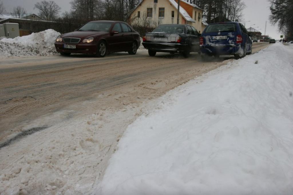 Gulbenes ielu malās šajās dienās ir izveidojušies prāvi sniega vaļņi.
Autors: Gatis Bogdanovs