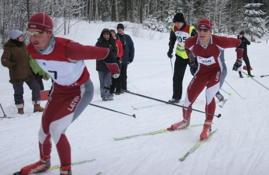 Uzvaras laurus sacensībās vīriešu konkurencē plūca mūsu slēpotājs Jānis Paipals, aiz sevis atstājot alūksnieti Gintu Rozenbergu. 
Autors: Gatis Bogdanovs