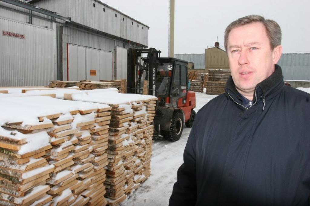 SIA “Konto” ir programma kā veiksmīgi pārciest krīzi, turpināt ražot produkciju eksportam un pildīt kredītsaistības. Uzņēmuma vadītājs Agris Koris apgalvo, ka to iespējams paveikt, vienīgi plānojot darbību ilgtermiņā un dzīvojot taupīgi.
Autors: Gatis Bogdanovs