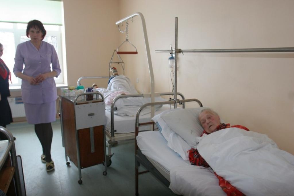 Gulbenes slimnīca spērusi soli pretim saviem pacientiem. Sākot ar otro ārstēšanās dienu par gultas vietu stacionārā jāmaksā 9 lati, bet sākot ar sesto dienu – 12 lati.
Autors: Gatis Bogdanovs
