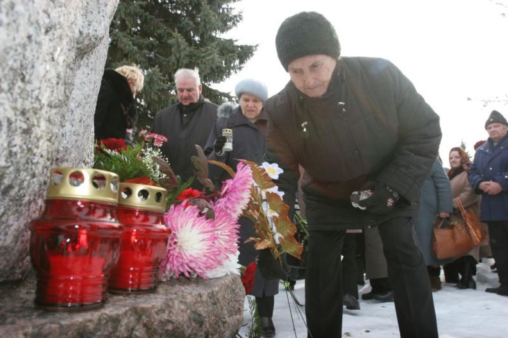 Gulbenes dzelzceļa stacijā šodien notika piemiņas brīdis politiski represētajām personām. Pasākumā bija pulcējies apmēram pussimts cilvēku, kur piemiņas akmens pakājē nolika ziedus, pūpolu un izplaucētu zaru pušķus un iededza svecītes.
Autors: Malda Ilgaža