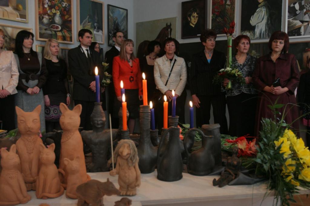 Uz jubileju bija aicināti visi absolventi, kā arī pašreizējie un bijušie skolas darbinieki. Sveicēju un laba vēlētāju bija sanācis vesels pulks.
Autors: Tamāra Ulase