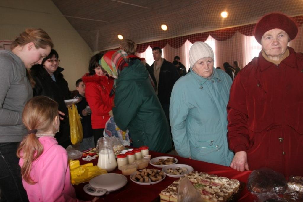 Galgauskas pagasta kultūras namā šodien pirmo reizi notika lauku labumu tirdziņš – degustācija. Tajā pašu ražoto produkciju piedāvāja apmēram desmit zemnieki no Galgauskas, Tirzas, Rankas un Stāmerienas  pagasta.