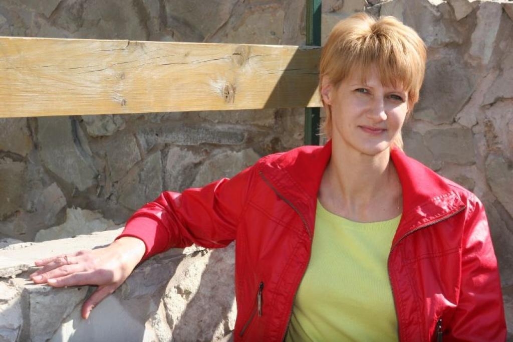 “Mēs esam vienkārši cilvēki un vienkārši dzīvojam. Jauna mašīna vai vēl kaut kādas citas ārišķības mums nav vajadzīgas. Starp cilvēkiem gan vienmēr gribam būt,” saka Raina Karule.
Autors: Gatis Bogdanovs