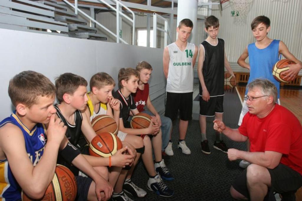 Šobrīd Gulbenes sporta skolas basketbolisti trenera Jāņa Sprudzāna vadībā gatavojas arī Latvijas Jaunatnes olimpiādei.
Autors: Gatis Bogdanovs