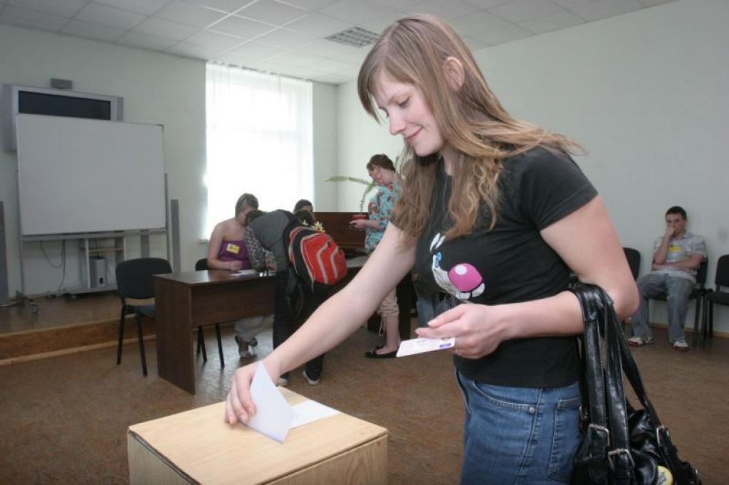 Gulbenes 2.vidusskolas 12.a klases skolniece Kristīne Timeniece domā, ka vēlēšanu simulācija ir lietderīga, jo tā ir iespēja uzzināt, kā vēlēšanu process notiek pa īstam.
Autors: Gatis Bogdanovs