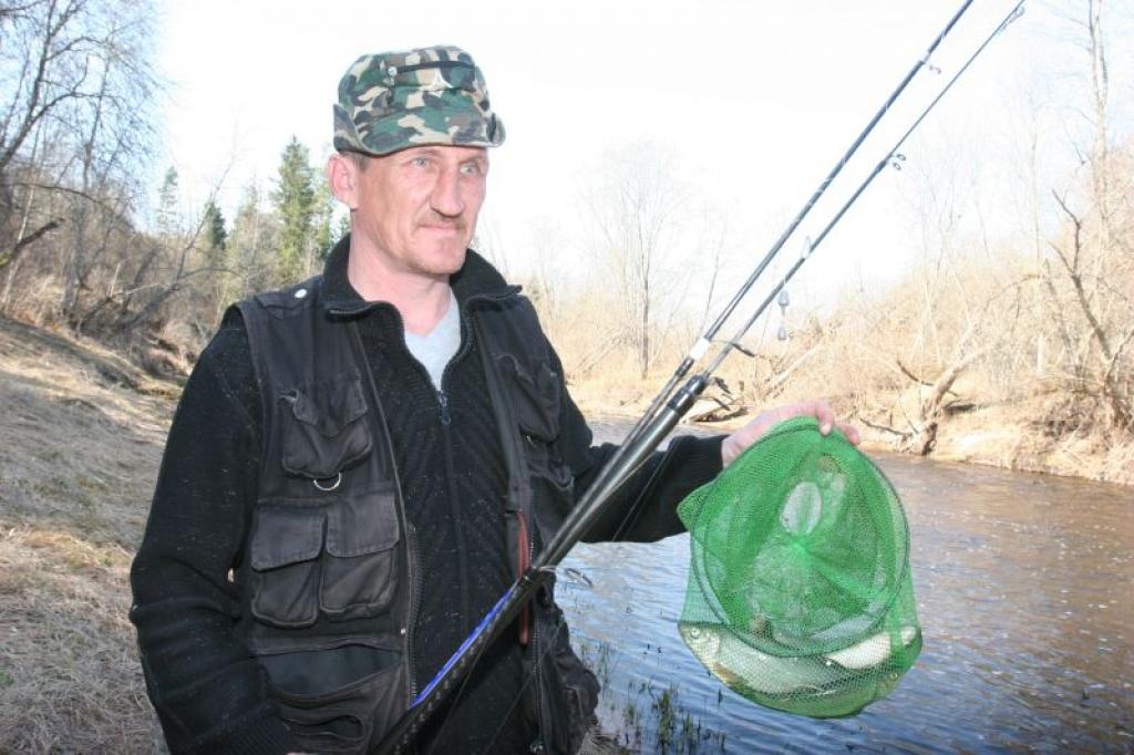 Andris Sirmacis tikai cer, ka līdz ar ūdens nokrišanos Gaujā nebūs klāt arī malu zvejnieki, kas izsit zivis ar elektrību. 
Autors: Gatis Bogdanovs