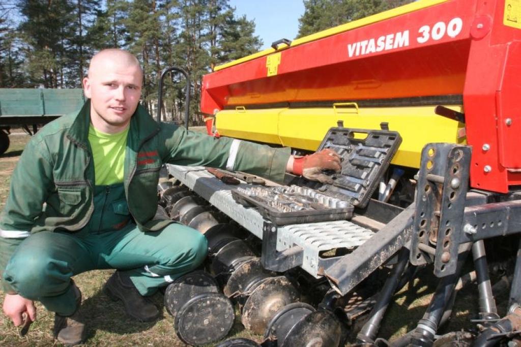 Rajona lauksaimnieki šobrīd sēj graudaugus un gaida lietu, jo augsne tīrumos ir izkaltusi. Lejasciema pagastā graudaugus sēj arī Matīss Pilsniburs, kurš kopā ar mammu Benitu Pilsniburi strādā SIA “Lejasciema grauds”.
Autors: Gatis Bogdanovs