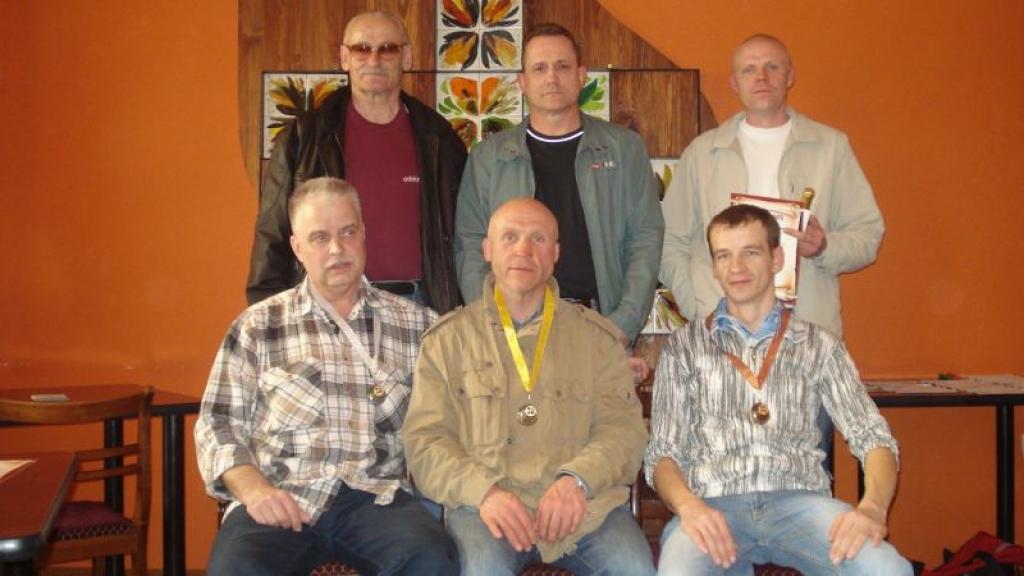 Otrajā rindā no labās pirmais - Armands Dzērve, kas ierindojās 6.vietā, un pirmais no kreisās - Gunārs Rubenis, kurš  mačā ieguva 4.vietu.
Autors: No personiskā albuma