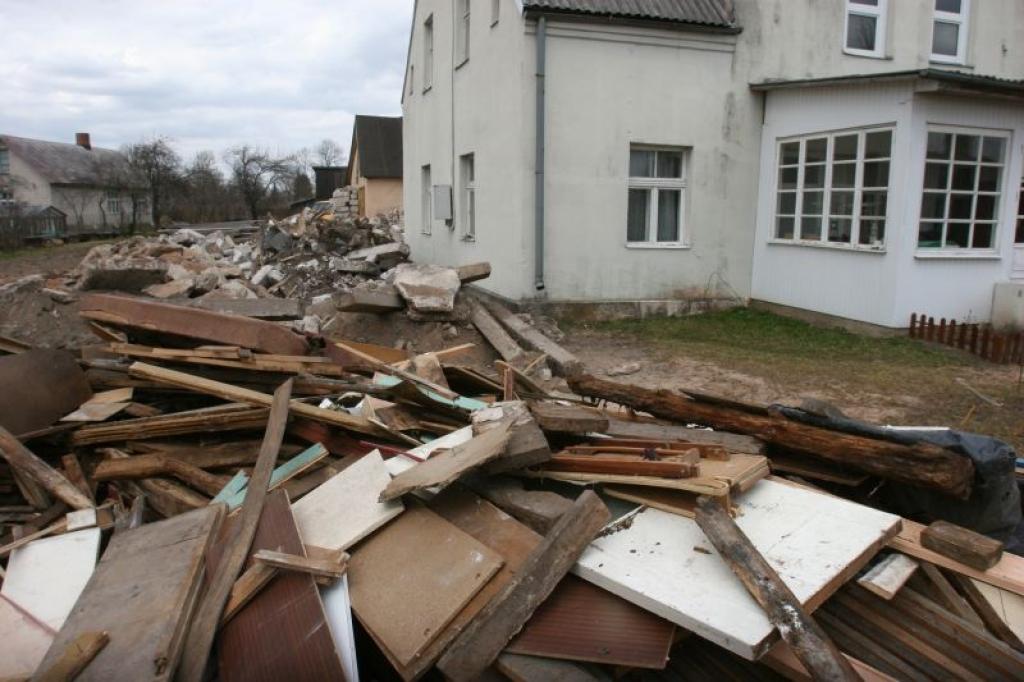 Privātmāja pāris dienās pazudusi aiz brūvgružu grēdām, kas uz šejieni savestas no citurienes. Acij tas nav tīkams skats. Visticamāk, saimniekam ir savs plāns, kā turpmāk izmantot šos būvgružus. 
Autors: Gatis Bogdanovs