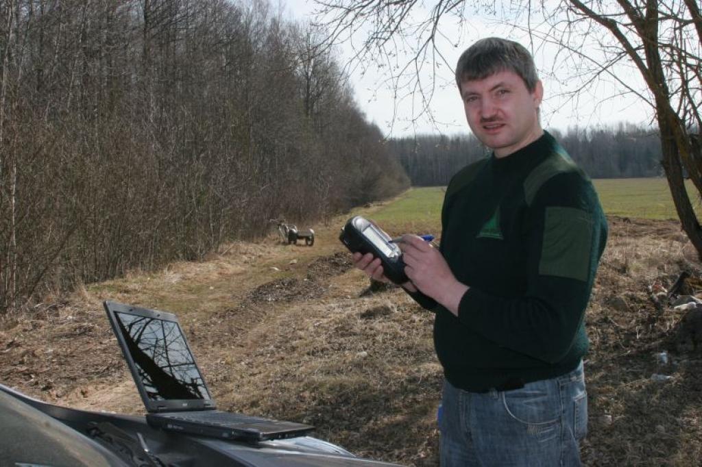 Virsmežniecības inženieris meža un īpašumu uzraudzības daļā Sandis Pakalns saka, ka GPS uztvērējs ir ļoti noderīgs meža dienesta darbā. Tas krietni atslogo mežsargu darbu.
Autors: Gatis Bogdanovs