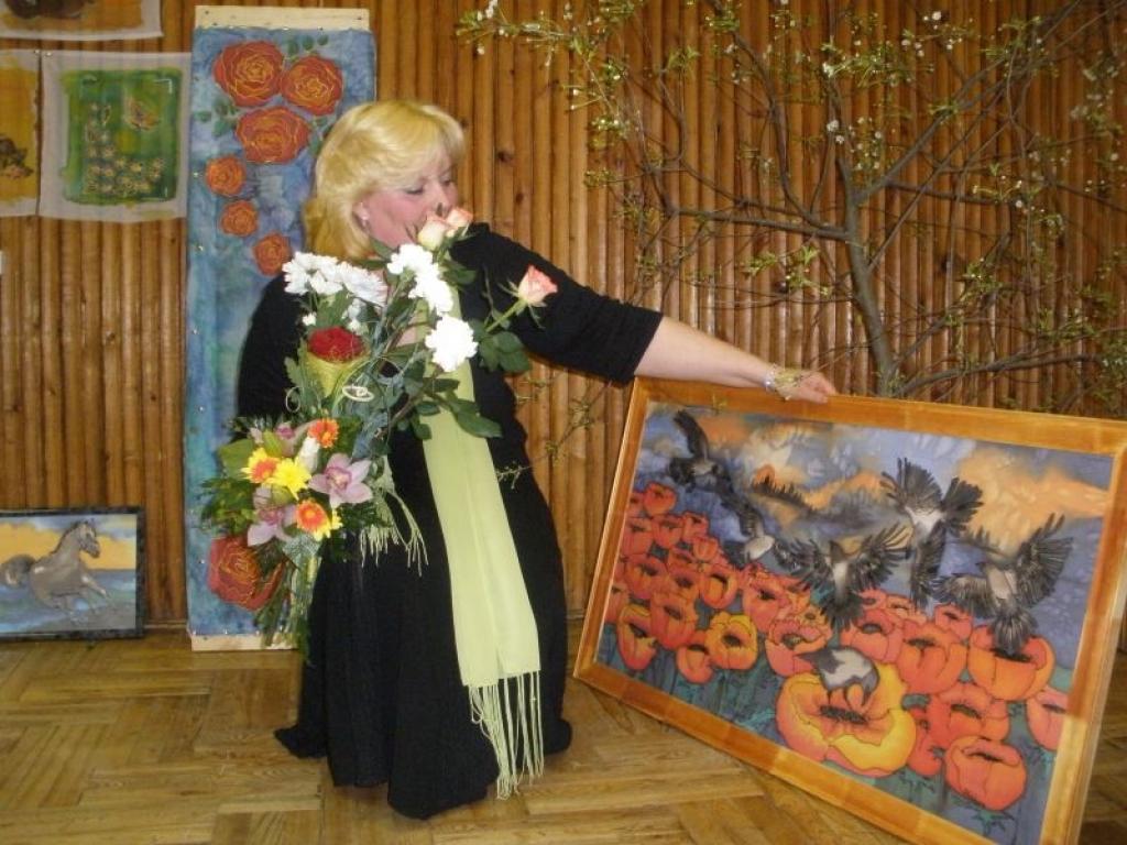 Stradu pagasta pieaugušo mākslas studijas vadītājai Daigai Kalinkai ir prieks par krāšņajiem  izstādes darbiem. 
Autors: No personiskā albuma