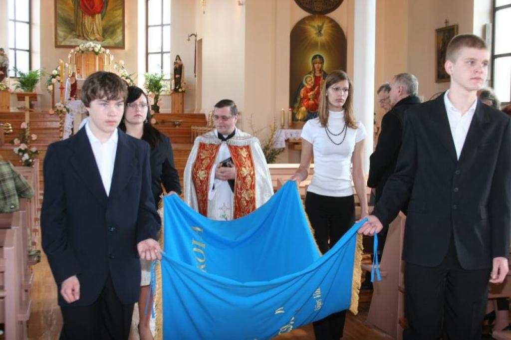 Pēc karoga iesvētīšanas katoļu baznīcā svinīgā gājienā tas tika nogādāts mūzikas skolā, kur tam tika ierādīta goda vieta skolas zālē.
Autors: Gatis Bogdanovs