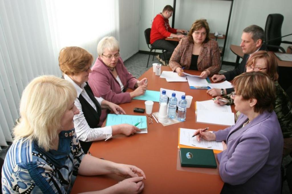 Katru dienu Gulbenes novada vēlēšanu komisija strādā noteiktā laikā, par ko paziņojusi jau iepriekš. Izņēmums ir četras dienas - 19., 21., 23. un 26.aprīlī -, kad komisija kandidātu sarakstus nepieņems, bet strādās pie jau iesniegtajiem dokumentiem.
Autors: Gatis Bogdanovs