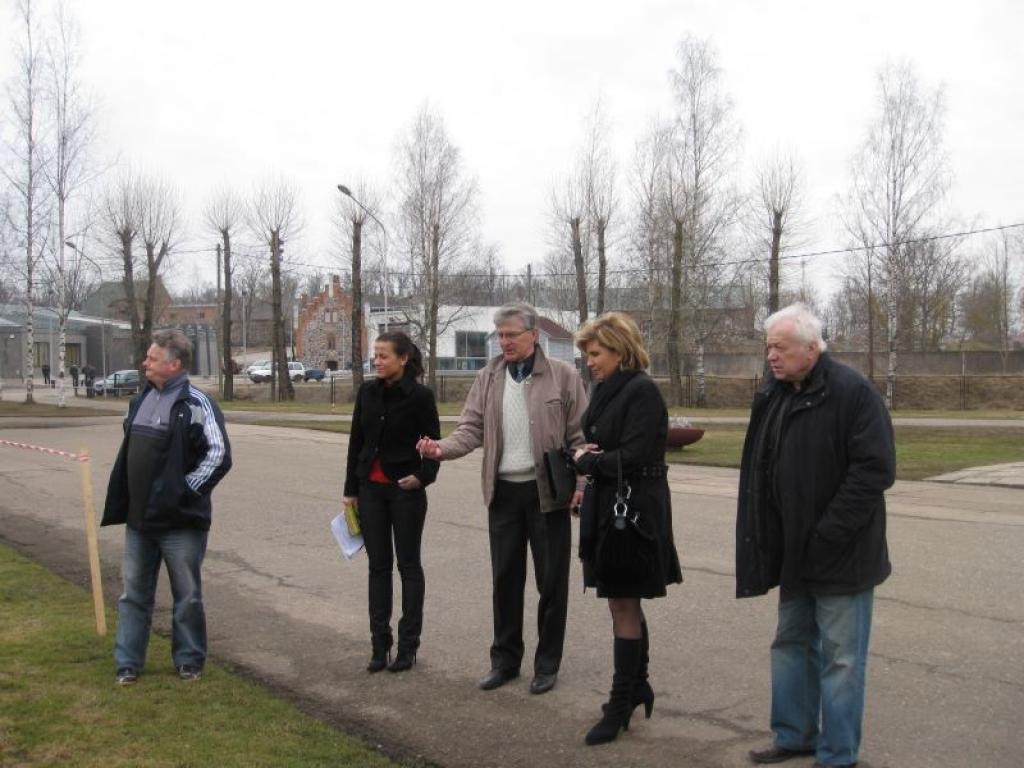 Latvijas Skolu futbola līgas pārstāves Baiba Hotuļeva un Ilona Upeniece, kā arī Ziemeļaustrumu reģiona vadītājs Ainis Šaicāns šonedēļ iepazinās ar sacensību arēnām, naktsmītņu un ēdināšanas vietām Gulbenē, jo maija sākumā te notiks Latvijas Skolu kausa fināls futbolā. 
Autors: Inita Savicka