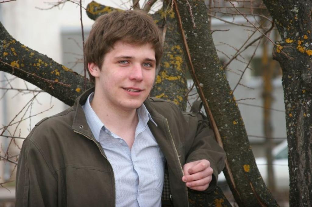 Alfs bez bažām domā par nākotni un nekāda ekonomiskā krīze viņu nebiedē. “Varbūt es vēl īsti nezinu, par ko vēlos kļūt, taču skaidrs ir tas, ka pēc iespējas ātrāk vēlos sākt patstāvīgu dzīvi. Domāju, ka studēšu un vienlaikus strādāšu Rīgā,” saka viņš. Iespējams, Alfs studēšot jurisprudenci. Iespējams, viņš reiz dosies mācīties un izmēģināt dzīvi Austrālijā.    
Autors: Gatis Bogdanovs