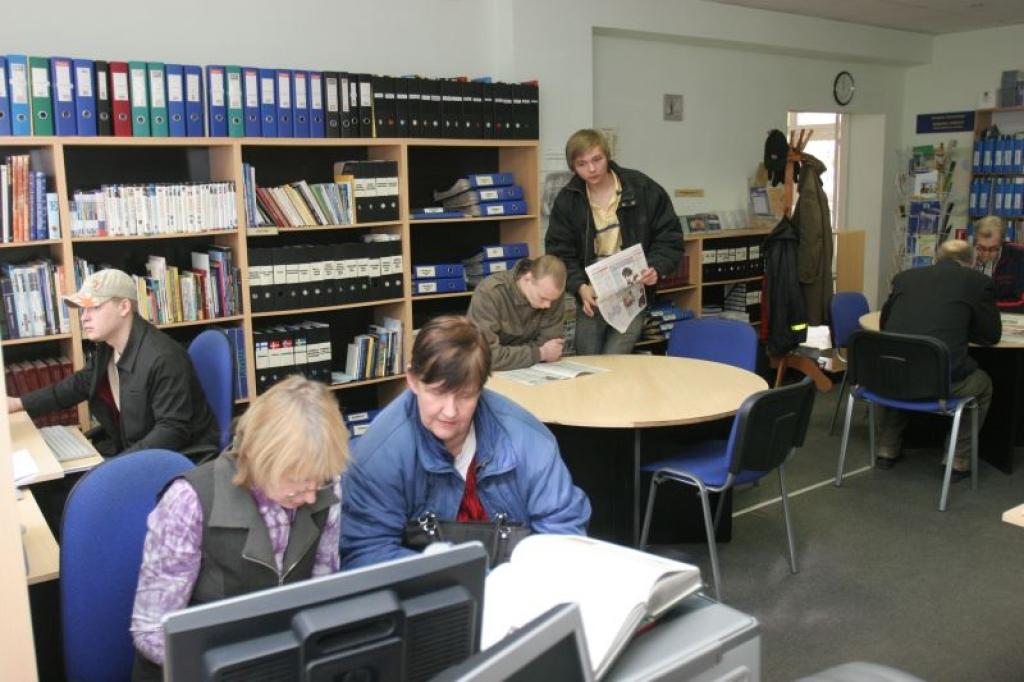 Ikdienas ļaudis bibliotēkā nāk lasīt presi. Bibliotēkā ir pieejami vairāk nekā 100 periodiskās preses izdevumi. Gulbenes bibliotēkas lasītāji lielākoties ir pilsētnieki, laucinieki - tikai 32 procenti. 
Autors: Gatis Bogdanovs