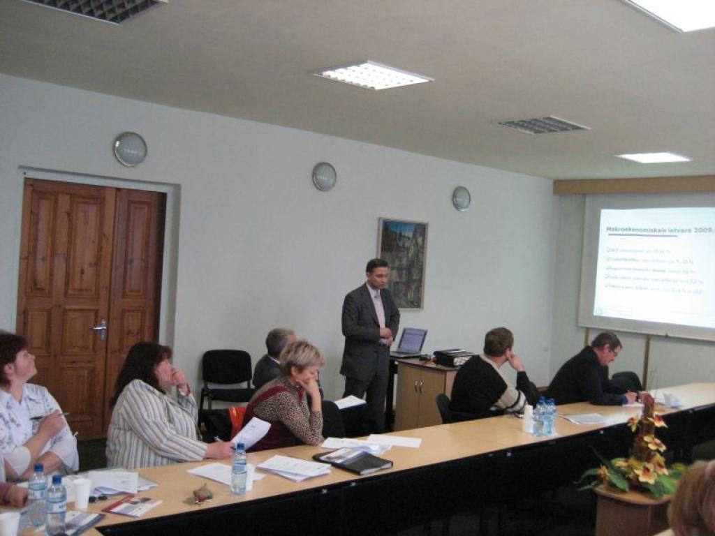 Gulbenes rajona uzņēmēji interesējas par valstī popularizētajām iespējām gūt finansiālas garantijas uzņēmējdarbības atbalstam ekonomiskās krīzes laikā.
Autors: Diāna Odumiņa