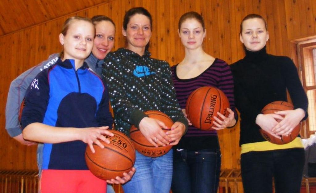 Bruģa bumbas sacensībās sieviešu konkurencē izvērtās ļoti sīva cīņa. Komandās startēja Inese Brezinska (no kreisās), Viktorija Savļaka, Līga Berkolde, Ieva Mezīte un Līva Lāce.
Autors:  Foto: Lauris Brezinskis