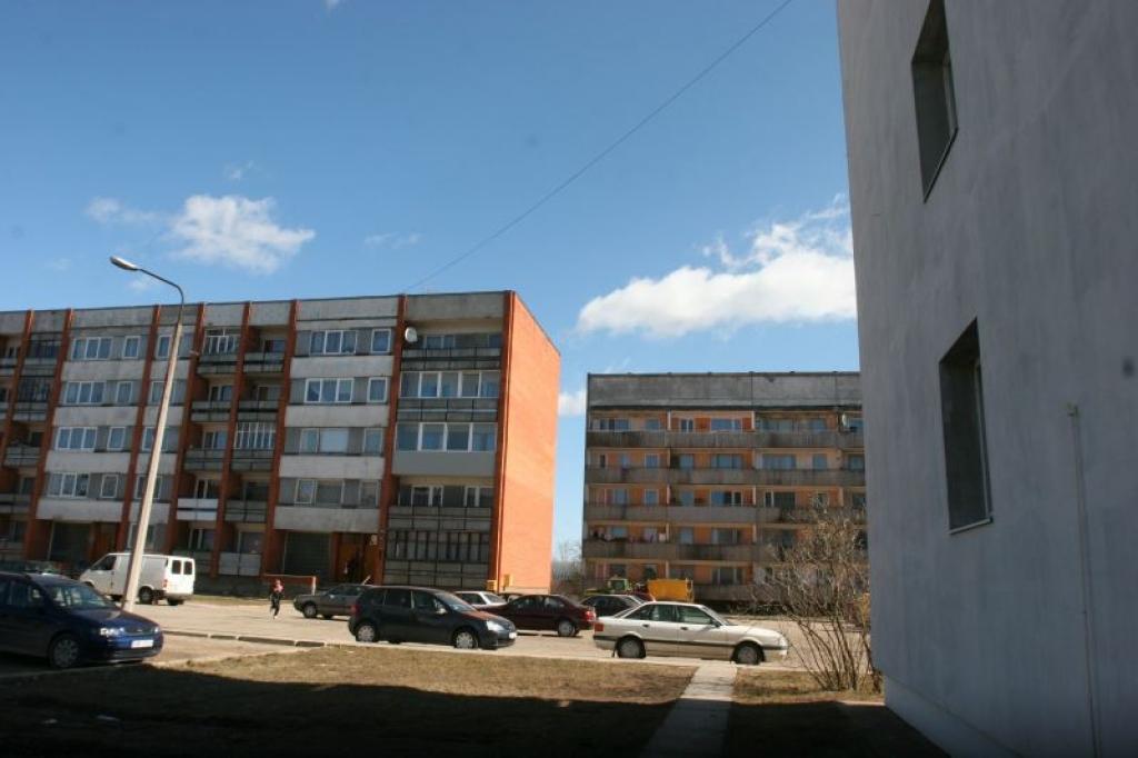 Vienas mājas siltināšanai maksimāli pieejamais atbalsta apjoms ir līdz 100 000 latu, nepārsniedzot 35 latus uz vienu dzīvojamās mājas kopējās platības kvadrātmetru. Otru pusi nepieciešamā finansējuma vajadzēs apmaksāt pašiem dzīvokļu īpašniekiem.
Autors: Gatis Bogdanovs