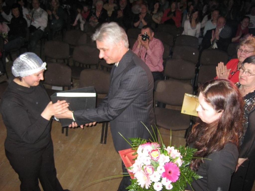 Pēc izrādes Gulbenes Tautas teātra režisorei Edītei Siļķēnai (no kreisās) sirsnīgus vārdus sacīja un ziedus dāvāja Rietavas pašvaldības vadība.
Autors: Diāna Odumiņa