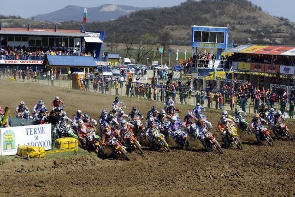 Bulgārijā atšķirībā no Itālijas laika apstākļi lutināja un gan MX1, gan MX2 klases dalībnieki piedzīvoja lieliskas sacensības.
Autors: Ģirts Avotiņš