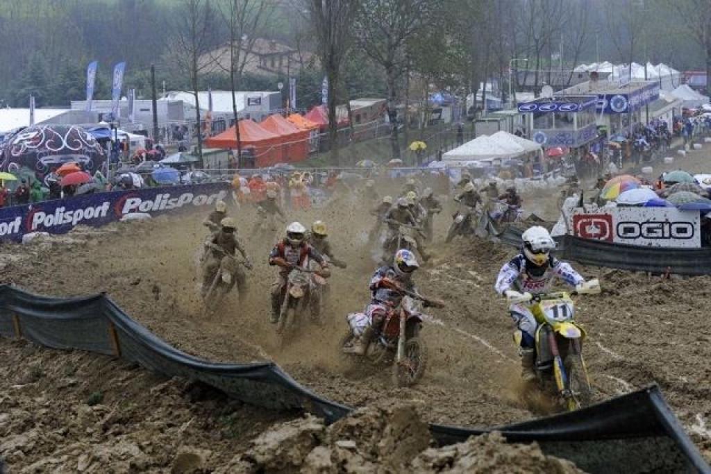 Pirmais Pasaules motokrosa čempionāta posms Itālijas Grand Prix notika 29.martā Faenzas trasē, kuru pēc veiksmīgi aizvadītiem treniņiem un kvalifikācijas braucieniem pārņēma stipras lietusgāzes un tiesnešiem nācās pieņemt nepopulāru lēmumu - motosportistu drošības dēļ pārtraukt sacensības.
Autors: Ģirts Avotiņš