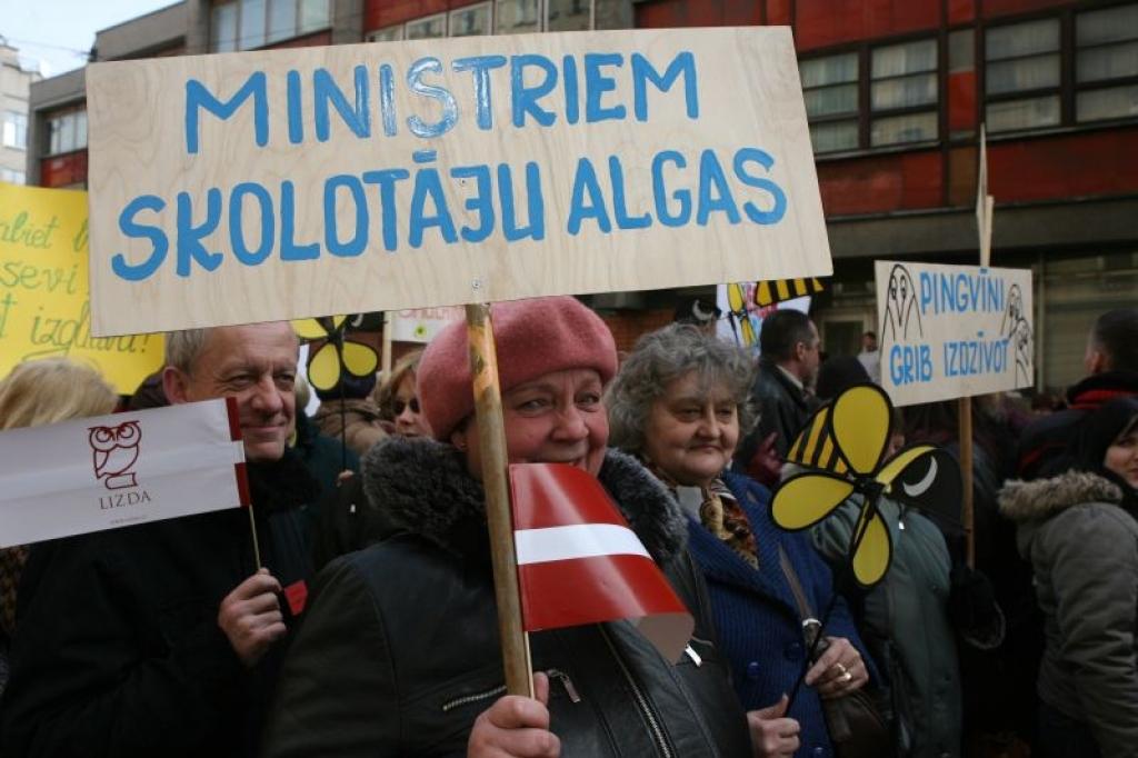 Uz protesta gājienu Rīgā ceturtdien brauca arī Gulbenes rajona pedagogi. Viņi kopā ar vairākiem tūkstošiem kolēģu no citiem rajoniem pauda sašutumu par valstī notiekošo. Pedagogi protestēja ne tikai par algu samazinājumu sev, bet vispār par algu nesamērojamību valstī.
Autors: Raitis Puriņš (