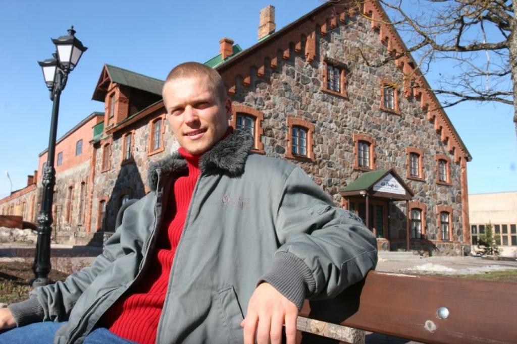 Gulbenietis Māris Dembovskis ir topošais baptistu mācītājs. Pagājušajā svētdienā jauniešu centrā “Bāze” notika viņa pirmais vadītais dievkalpojums. Paredzēts, ka dievkalpojumi tagad notiks katru svētdienu “Bāzē” pulksten 11.00.
Autors: Gatis Bogdanovs