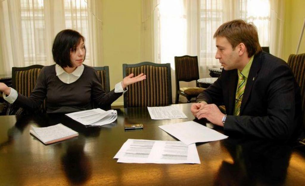 labklājības ministrs Uldis Augulis un mammām.lv / tētiem.lv pārstāve Sindija Meluškāne
Autors: Rūta Ķiploka