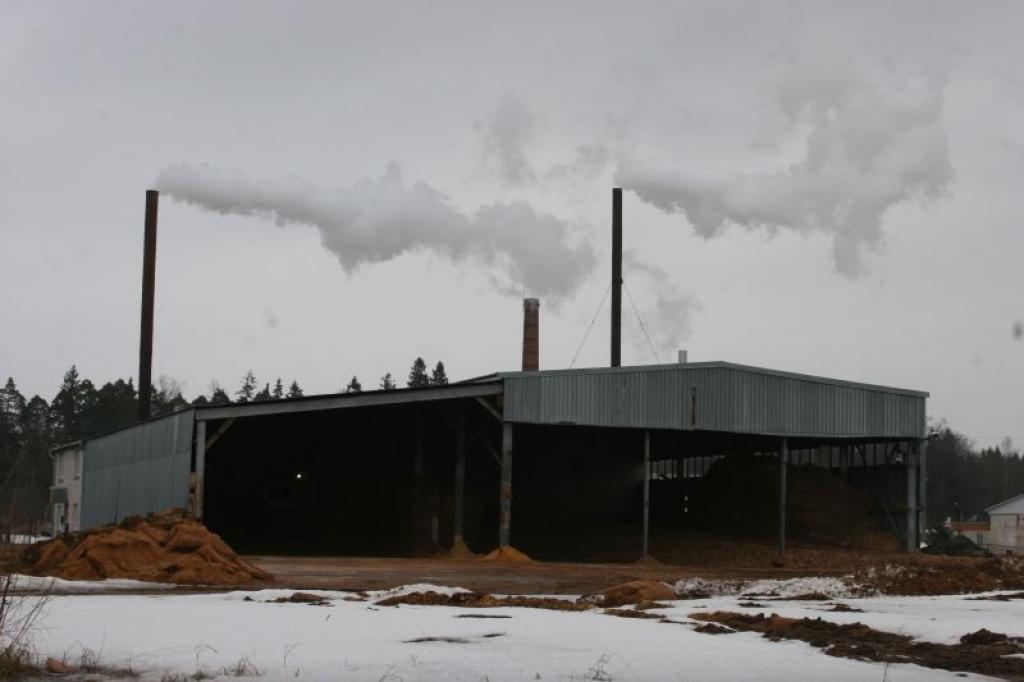 M.Nevardausks stāsta, ka tuvākajā laikā vērsīsies ar iesniegumu Gulbenes pilsētas domē, lūdzot atļauju pašvaldības īpašumā esošajā katlumājā Nākotnes ielā 7 nomainīt vienu veco šķeldas katlu pret jaunu. 
Autors: Gatis Bogdanovs