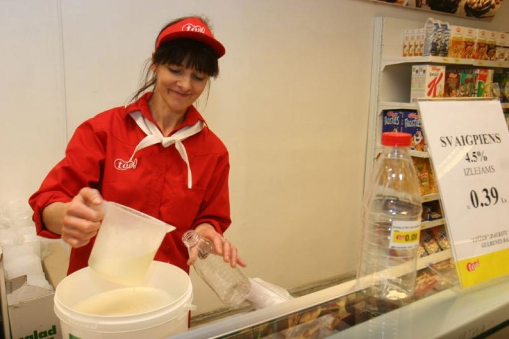No Daukstu pagasta zemnieku saimniecības “Upītes” piegādāto bioloģisko pienu SIA “Madara'89” lielveikalā “TOP”, kas atrodas Nākotnes ielā, pircējiem piedāvā pārdevēja Guna Vladimirova.
Autors: Gatis Bogdanovs