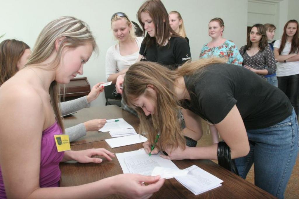 Gulbenes 2.vidusskolā 29.aprīlī viss notika kā īstās Eiropas Parlamenta vēlēšanās. 12.klašu audzēkņi izspēlēja un guva priekšstatu, kā notiek balsošana.
Autors: Inita Savicka