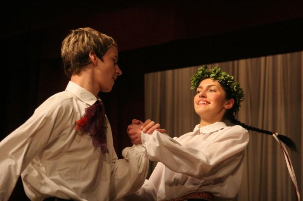 Pagājušajā ceturtdienā Gulbenes kultūras centrā notika skolu deju kolektīvu skate, kurā no 28 kolektīviem dažādās vecuma grupās piedalījās 26. Dejotāju sniegumu vērtēja žūrija, kas cītīgi vēroja, kā kolektīvi ir apguvuši dejas, kas ir...
Autors: Malda Ilgaža