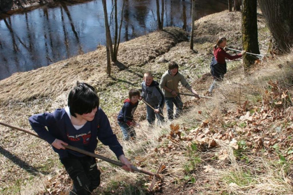 Litenieši talkot sāka jau šodien - strādāja pašvaldības darbinieki, sociālās aprūpes centra iemītnieki, skolēni un bērnudārza audzēkņi, arī cilvēki pie savām mājām.
Autors: Malda Ilgaža