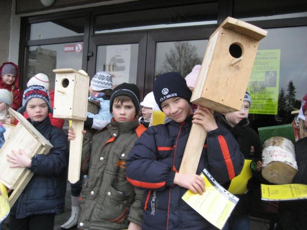 Gulbenes skolēni šodien, 1.aprīlī, devās tradicionālajā Putnu dienu gājienā pa pilsētas ielām.
Autors: Diāna Odumiņa