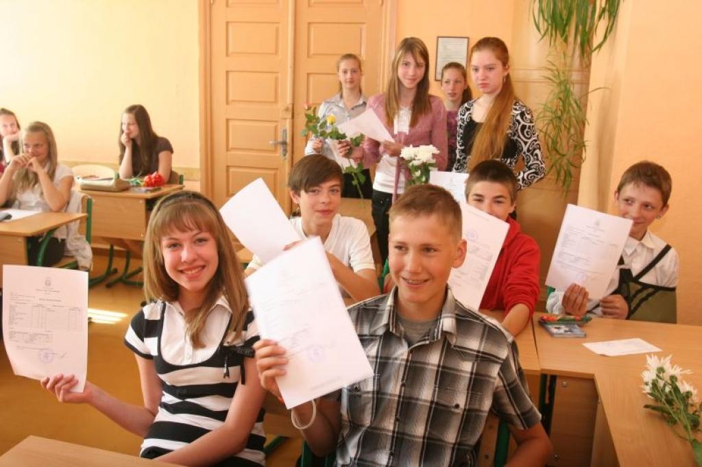 Tāpat kā visā Latvijā, arī Gulbenes Valsts ģimnāzijas 7.a klases skolēni vakar saņēma liecības. Šodien viņi jau sāk izbaudīt vasaras brīvlaiku.
Autors: Gatis Bogdanovs