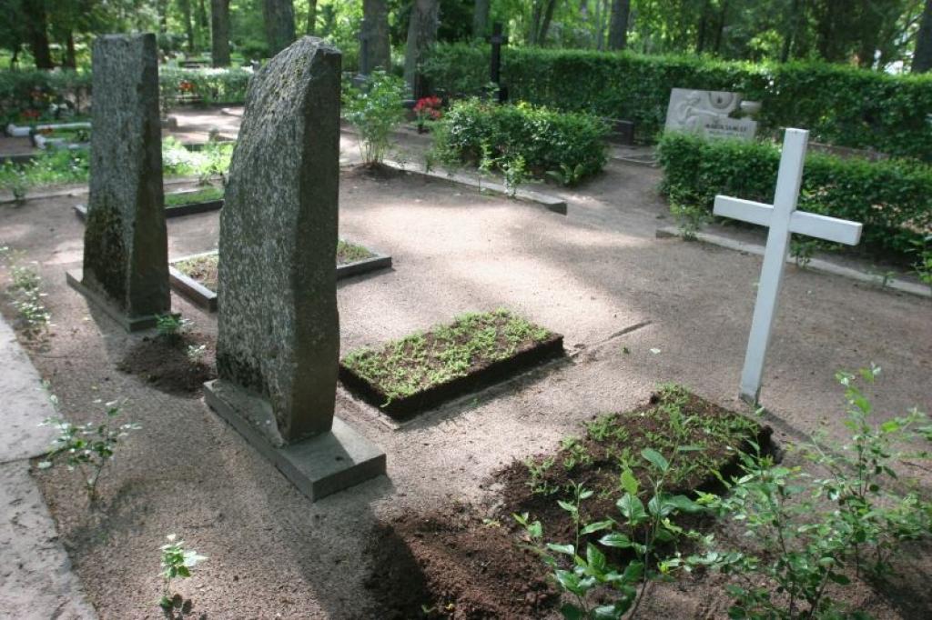 Šīm kapu kopiņām vēl šīs nedēļas sākumā bija melna granīta apmales.
Autors: Gatis Bogdanovs