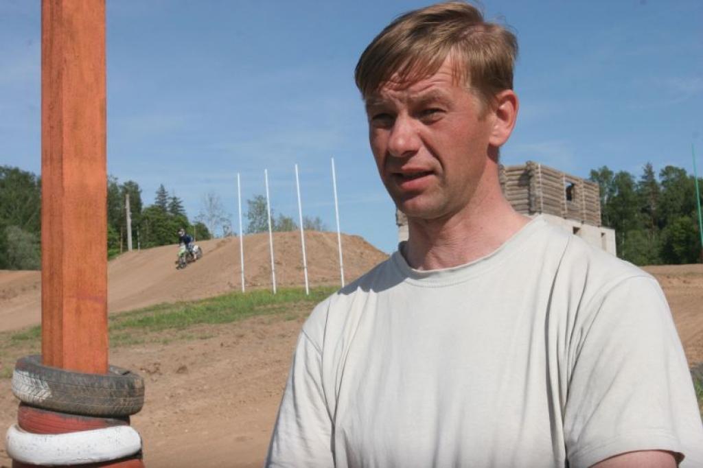 Sacensību organizators Intars Sabulis vērtē, ka sacensības varētu būt ļoti interesantas. Tajās solījuši piedalīties slaveni Latvijas motobraucēji, kas startē arī pasaules mēroga sacensībās, kā arī sportisti no kaimiņvalstīm. Dalībnieki jau šobrīd aktīvi trenējas šīm sacensībām mūsu mototrasē. 
Autors: Gatis Bogdanovs