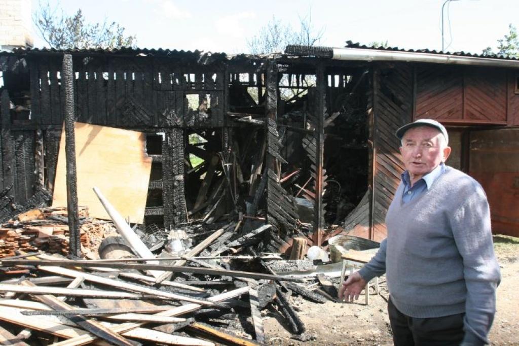 Svētdien Gulbenē, Vidus ielā, izcēlās ugunsgrēks kādā šķūnī. Iespējamais aizdegšanās iemesls – zibens spēriens.
Autors: Gatis Bogdanovs