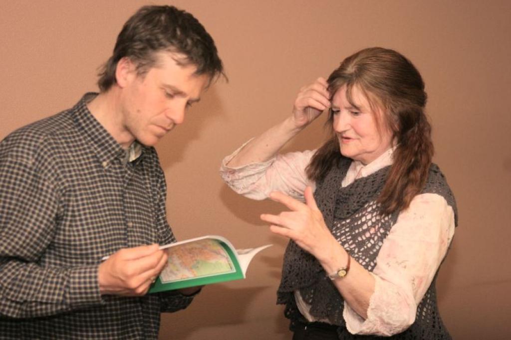 Biologs Māris Olte ar interesi aplūkoja informatīvo bukletu par Gulbenes rajonu, ko viņam pasniedza bibliotēkas lasītavas vadītāja  Austra Brūvere, un solīja mūsu rajonu iepazīt vēl labāk. 
Autors: Gatis Bogdanovs