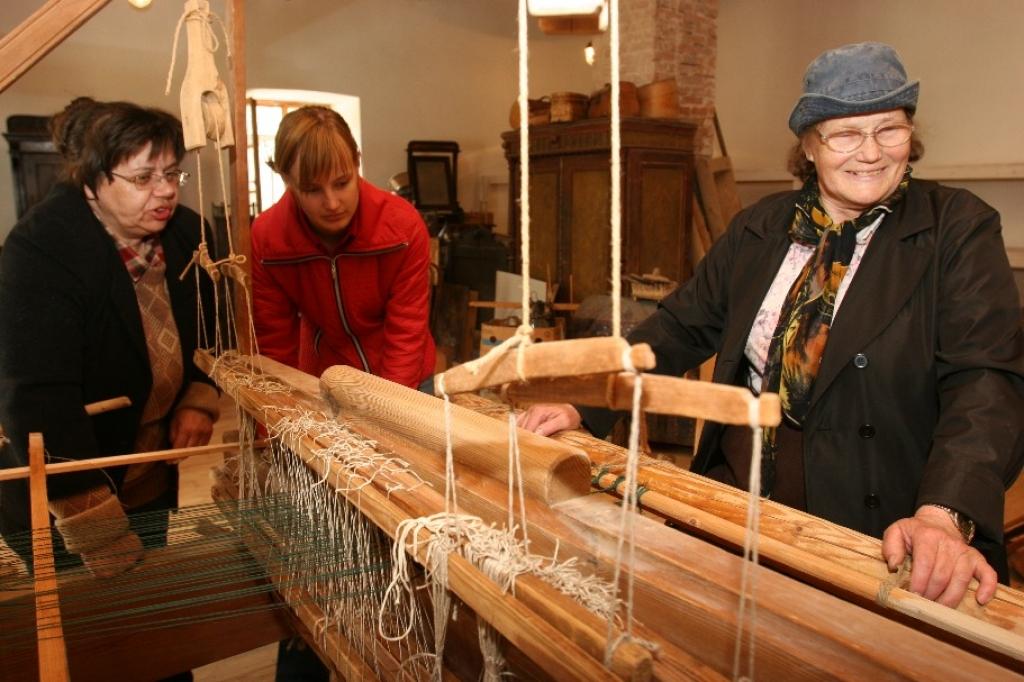 “Vēl tikai daži priekšdarbi Gulbenes Vēstures un mākslas muzeja atklātajā krājumu glabātavā, kas atrodas Vecgulbenes muižas klētī, un ceļojums laikā varēs sākties,” stāvot pie stellēm, kuras uzstādīt muzeja darbiniecēm palīdz Tautas lietišķās mākslas studijas “Sagša” dalībniece Cirēnija Mezīte (no labās), apliecina muzeja darbiniece Iveta Petrovska un restauratore Ilga Meijere.
Autors: Gatis Bogdanovs